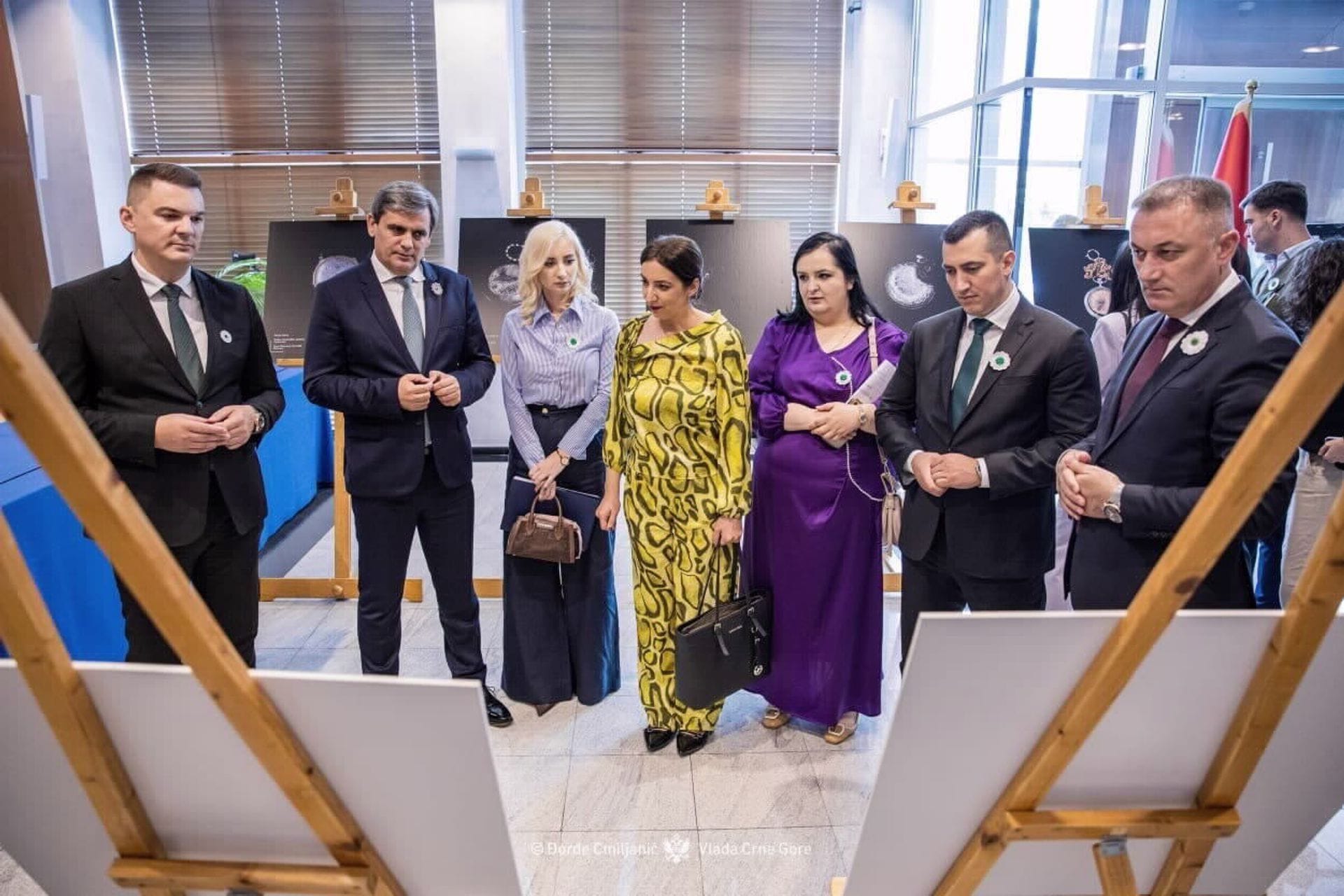 Fotografija 3: AU REVOIR Makron zatvorio vrata za Mandića i njemu slične: Nema EU za one koji negiraju genocid u Srebrenici!