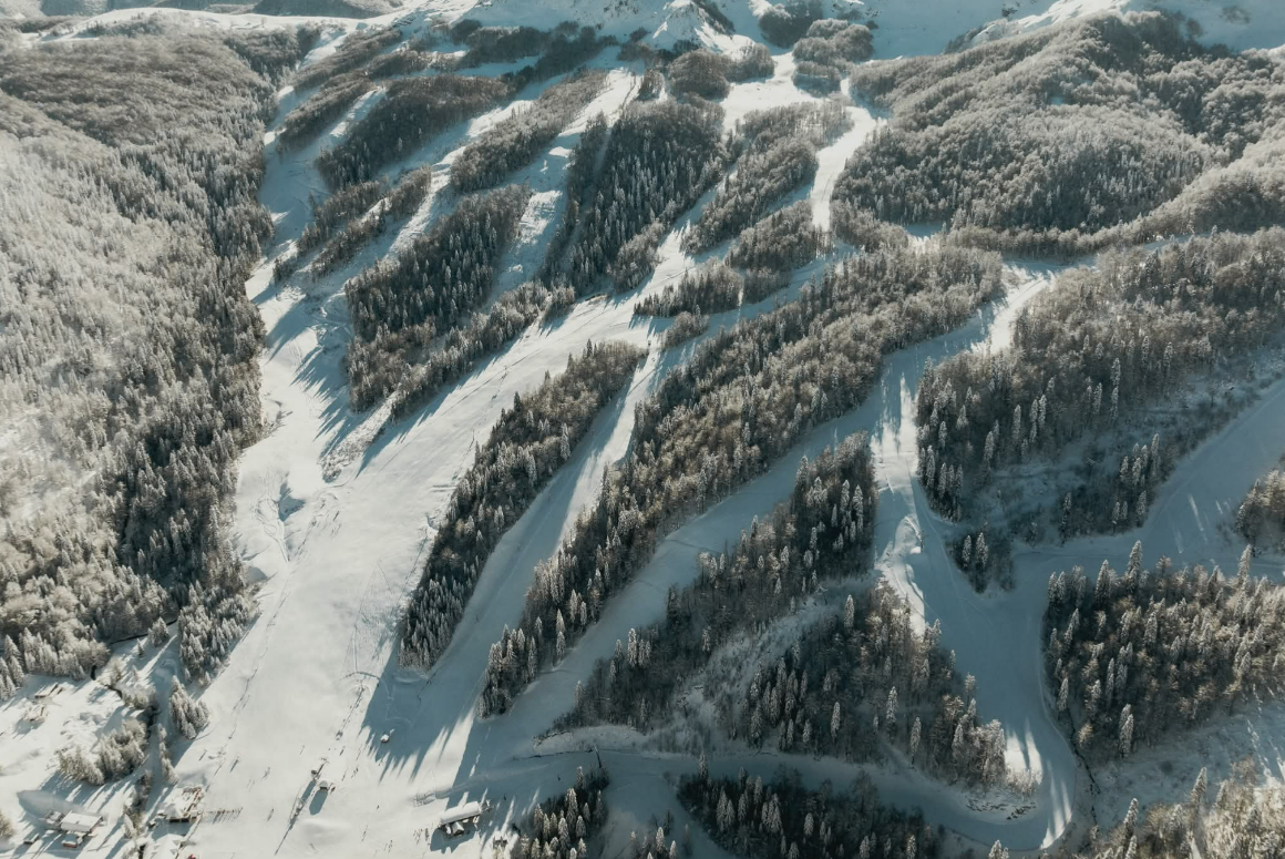 Fotografija 3: ŽIČARA KOJA NIKAD NIJE BILA OŠTEĆENA, ALI JE DVIJE SEZONE ZATVORENA: Kako Skijališta Crne Gore od svoje prave tuđu krivicu  