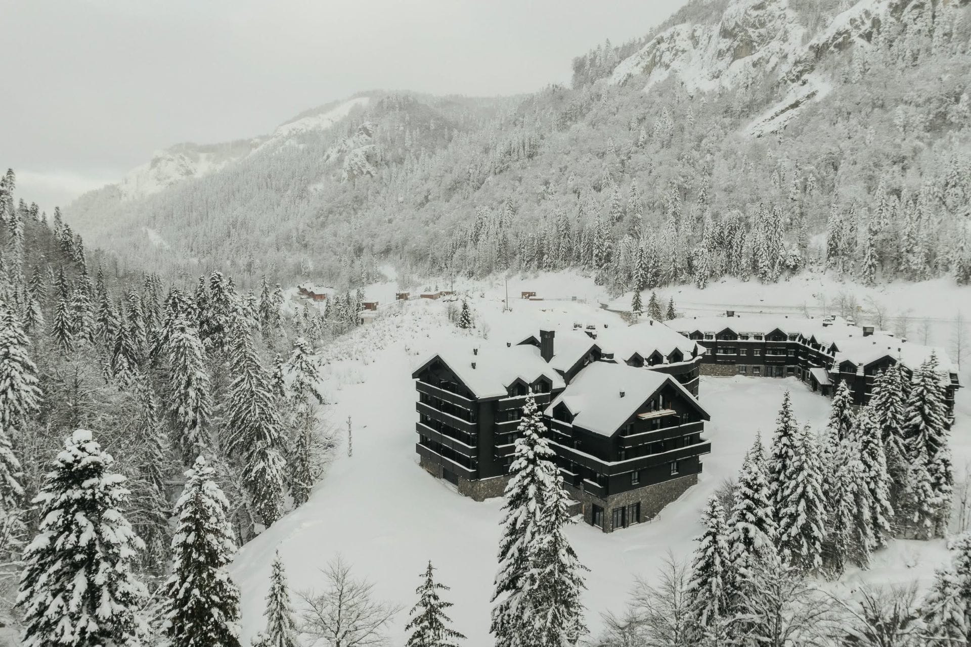 Fotografija 2: MARTOVSKI SNIJEG NE MOŽE SAKRITI ISTINU: Kolašin je preživio sezonu zahvaljujući prirodi, ne državi