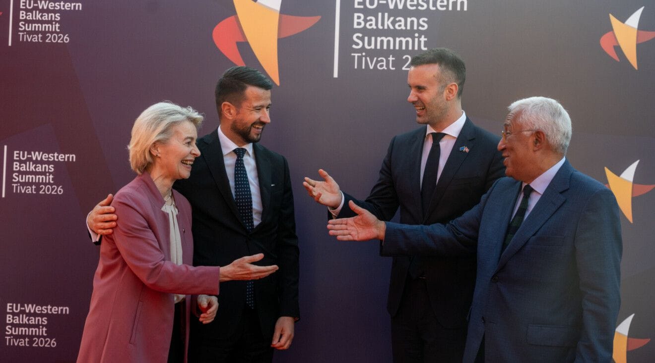 Fotografija 1: Spala knjiga na dva „ćacija“