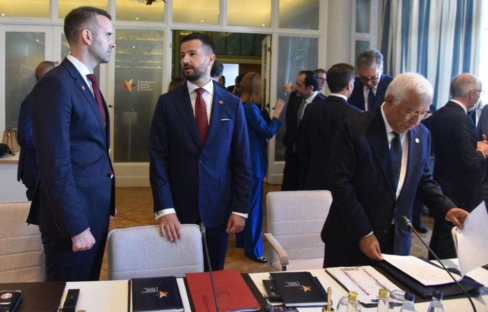Fotografija 3: Evropa u Tivtu, Vučić u paralelnoj stvarnosti 