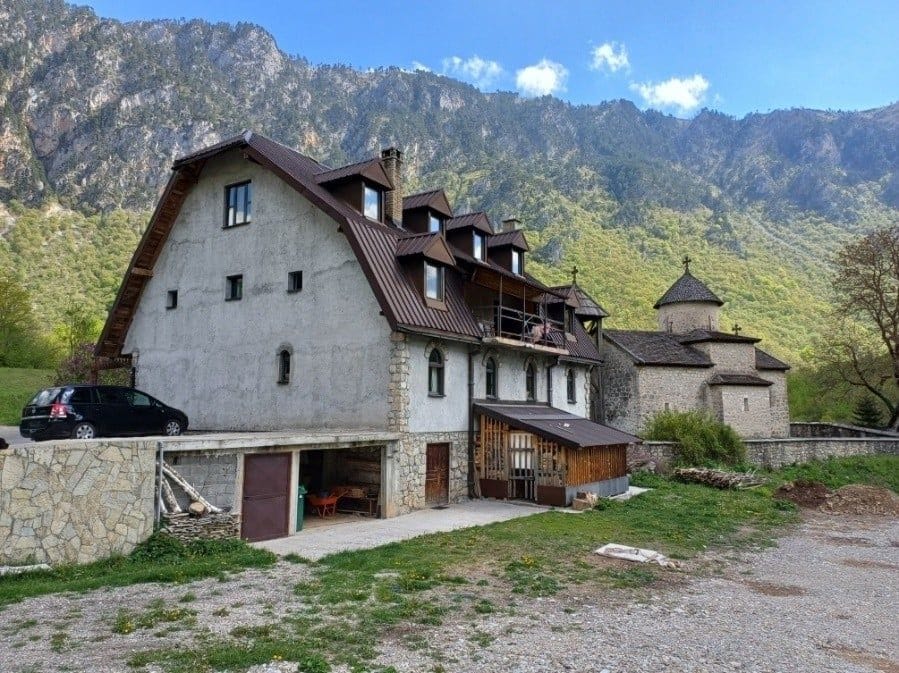 Fotografija 1: Građevinske intervencije na crnogorskim manastirima bile su alat za falsifikovanje i brisanje istorije